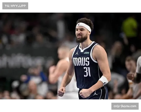 防守策略调整成效显著，独行侠双人包夹成功限制克莱汤普森